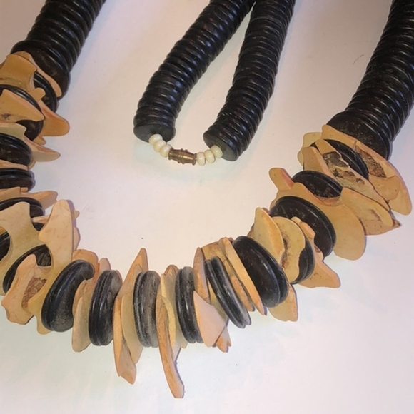 Vintage Wood Beaded Boho Tribal Black & Tan Necklace - Picture 2 of 7